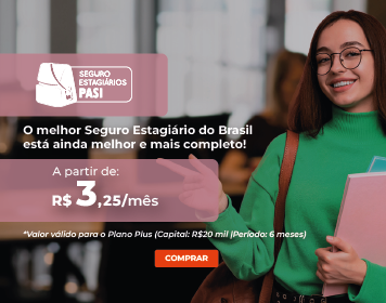 Uma mulher com um suéter verde está segurando uma pasta e sorrindo