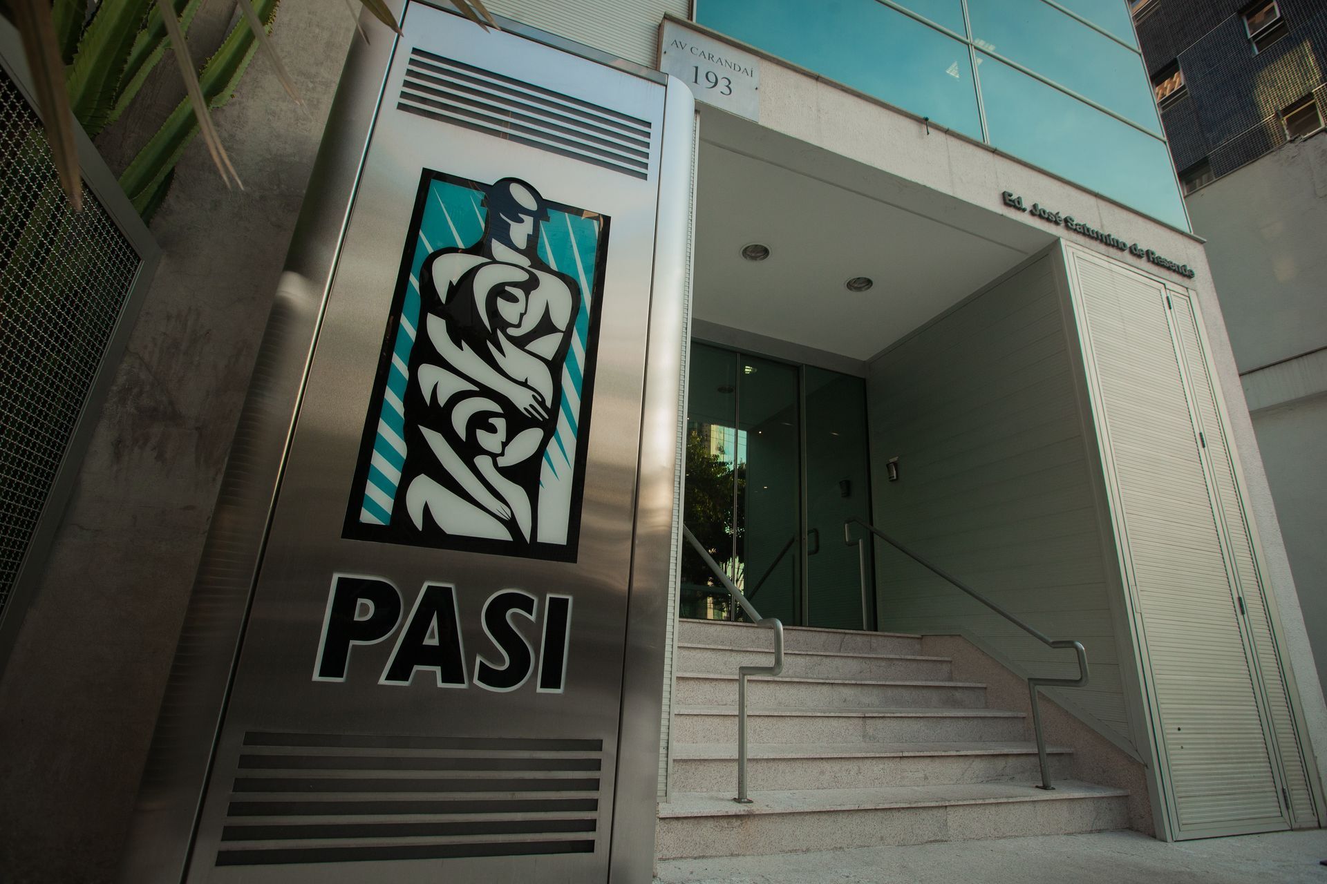 Um prédio com escadas e uma placa que diz pasi