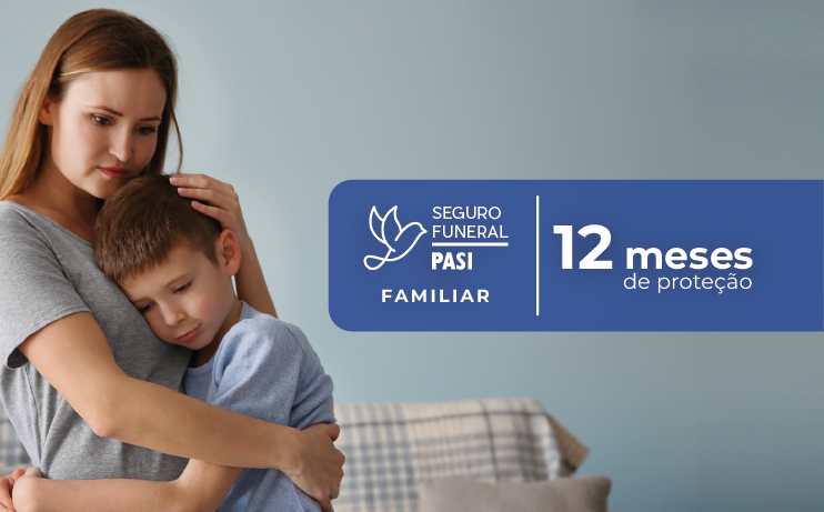Uma mulher está abraçando um menino em uma sala de estar.
