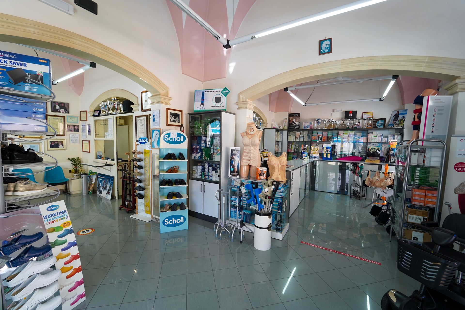 interno del negozio di sanitaria