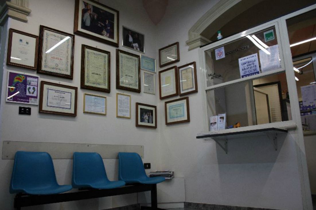 Attestati appesi ad una parete