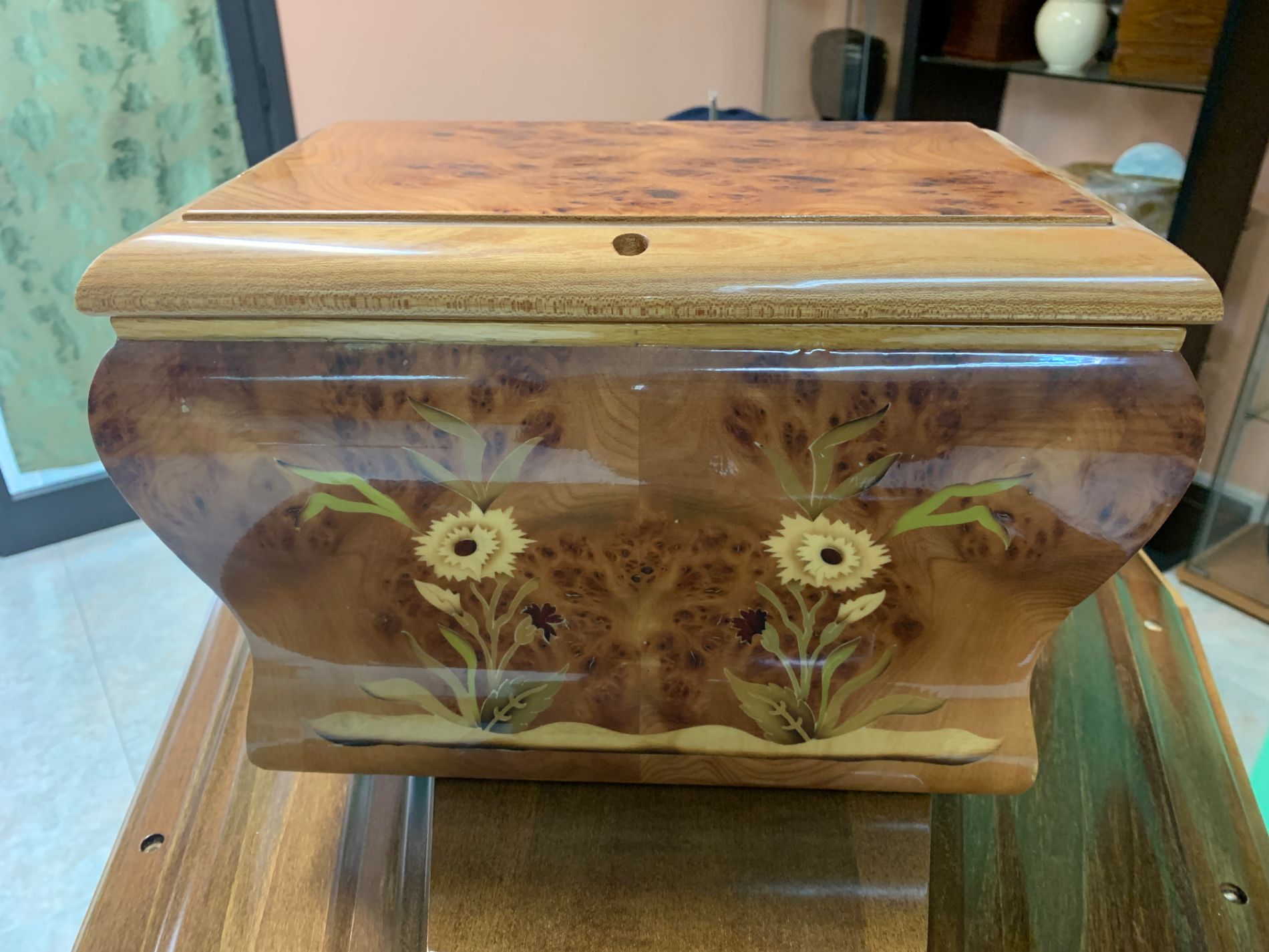 urna cineraria con decorazione floreale