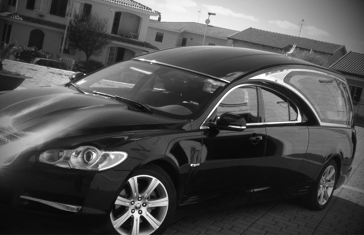 carro funebre su foto in bianco e nero