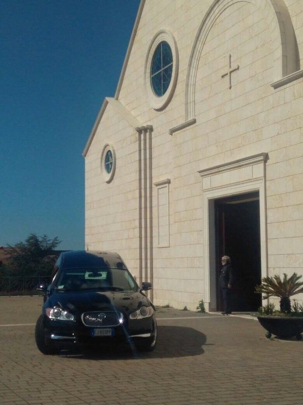 auto funebre davanti a chiesa