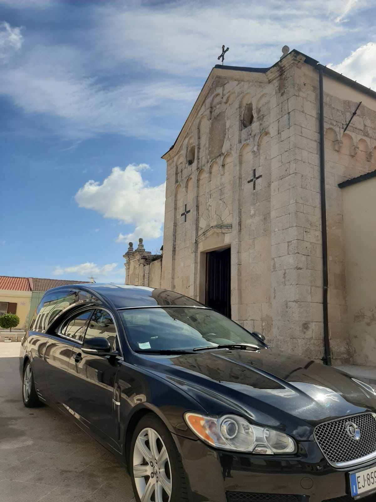 macchina funebre nera