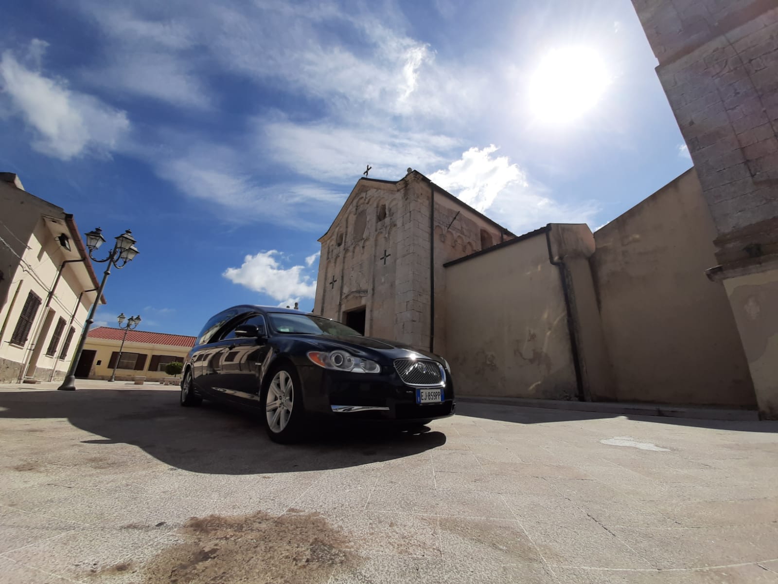 carro funebre davanti a chiesa