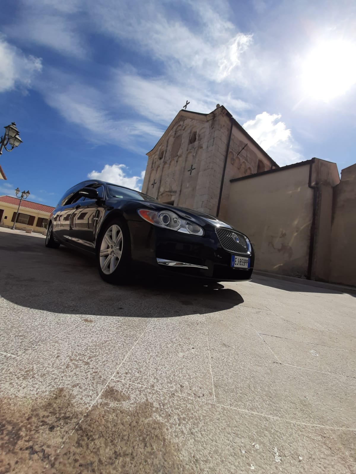 macchina funebre nedavanti a chiesa