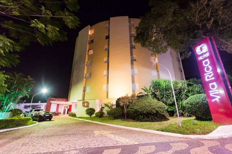 Um prédio com uma placa que diz vila rica