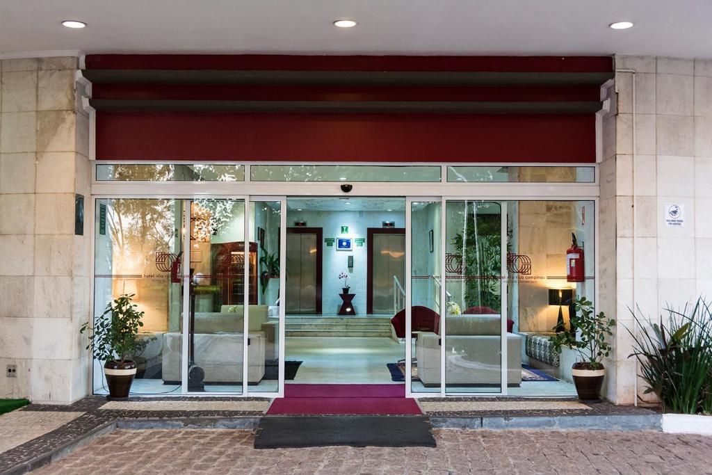 A entrada de um hotel com uma porta de vidro deslizante