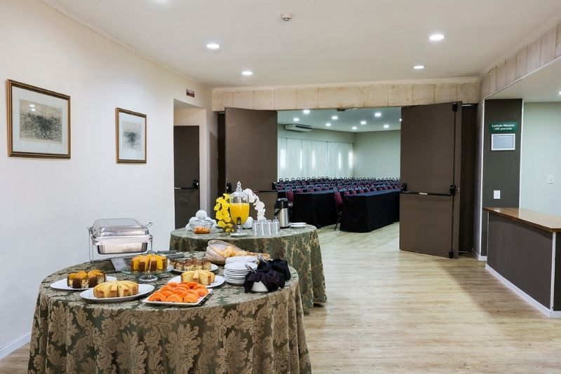 Uma sala com mesas e pratos de comida