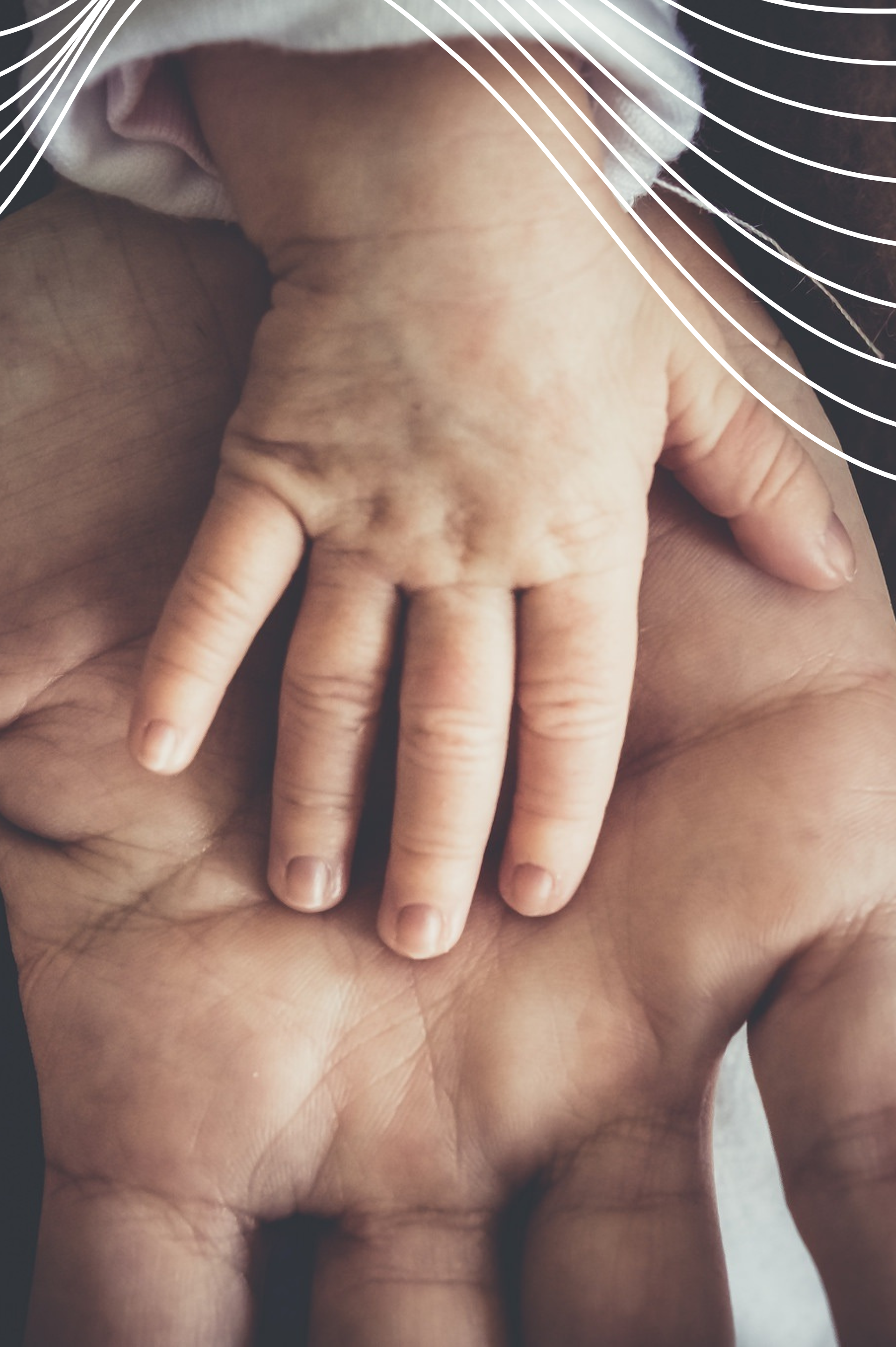 Um close de uma pessoa segurando a mão de um bebê