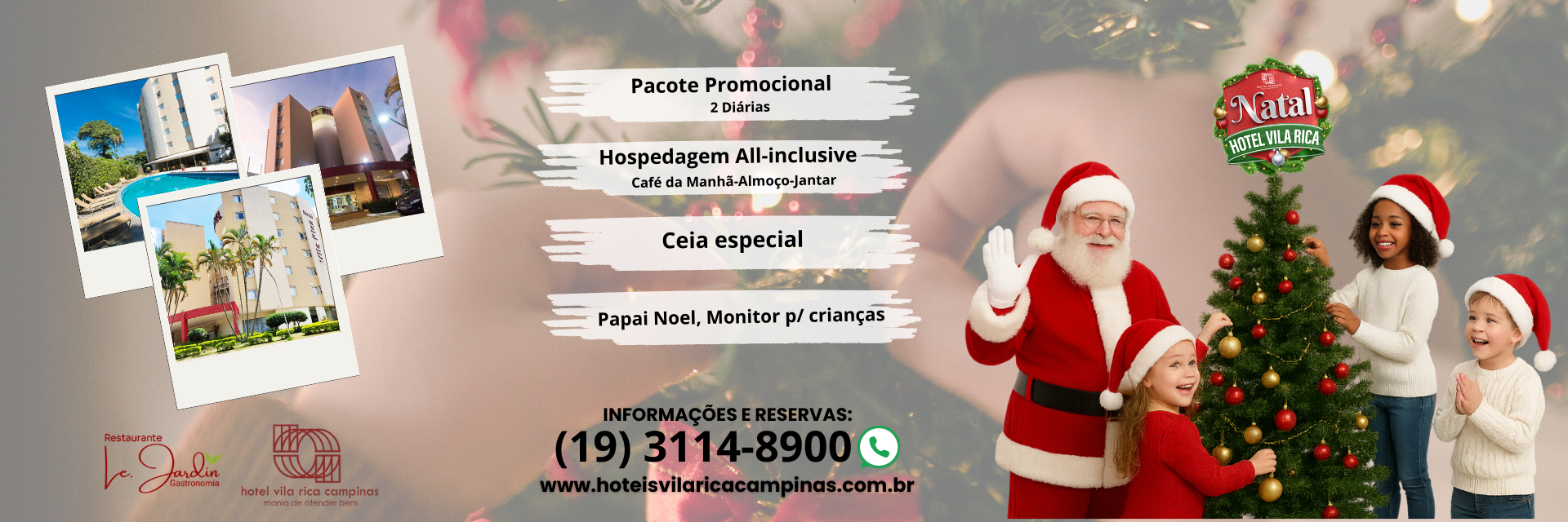 Uma família está posando para uma foto com o papai noel em frente a uma árvore de natal.