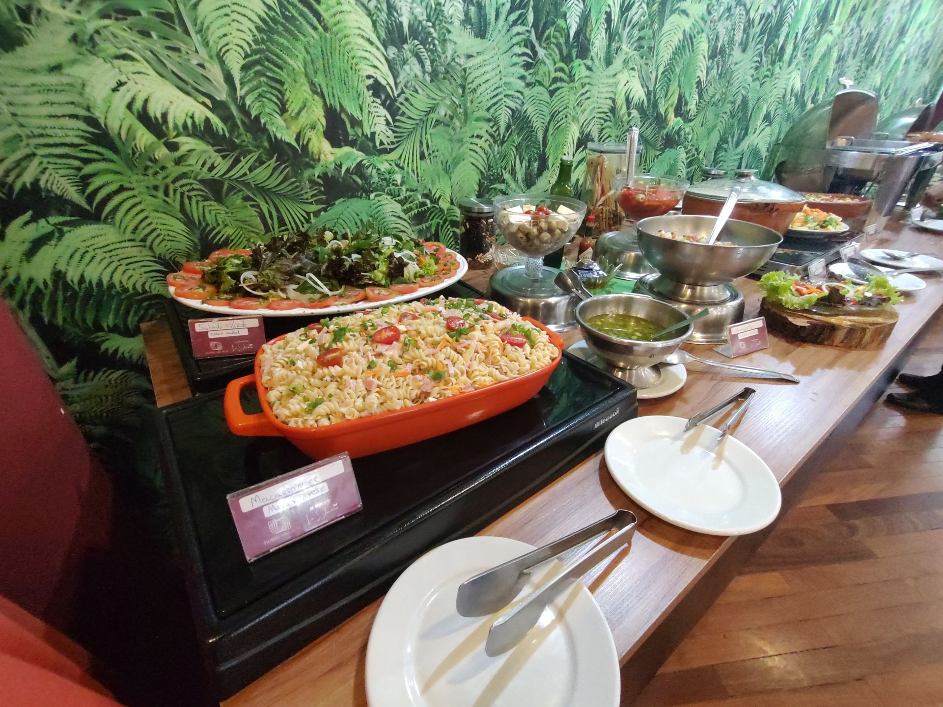 Há muitos tipos diferentes de comida na mesa.