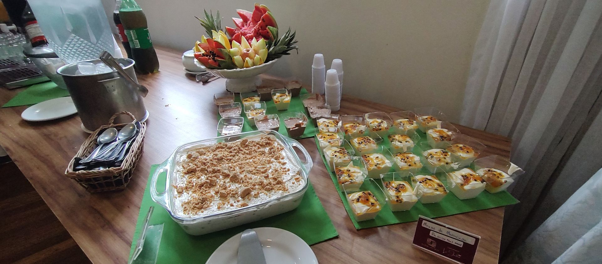 Uma mesa coberta com pratos de comida e uma tigela de frutas.
