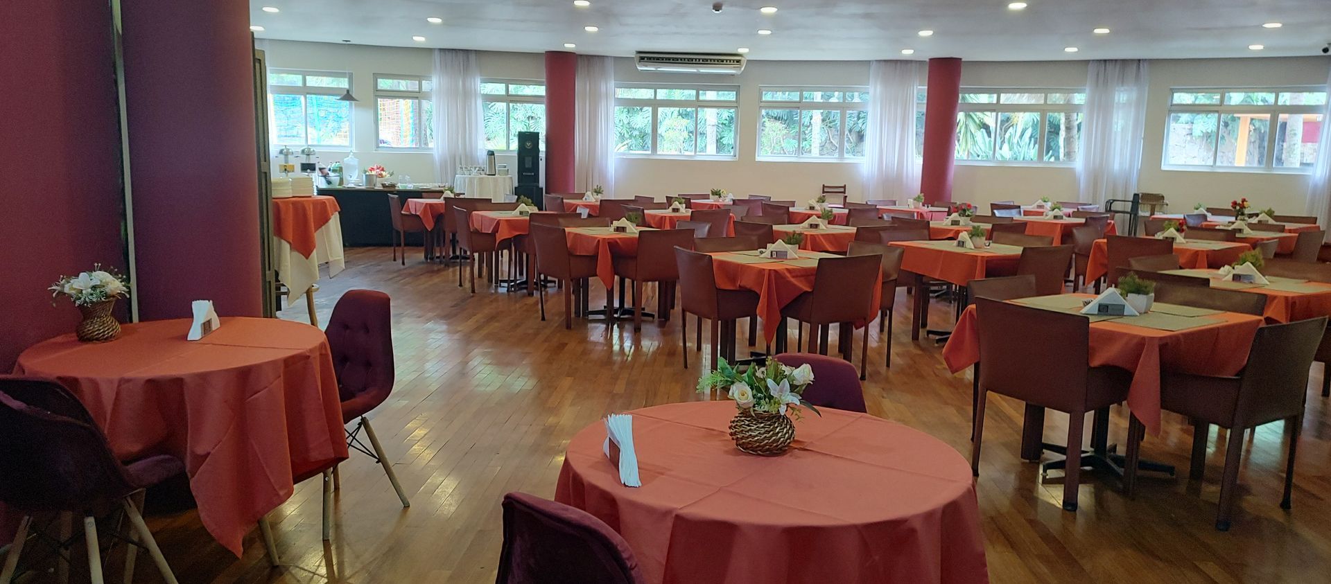 Uma grande sala de jantar cheia de mesas e cadeiras.