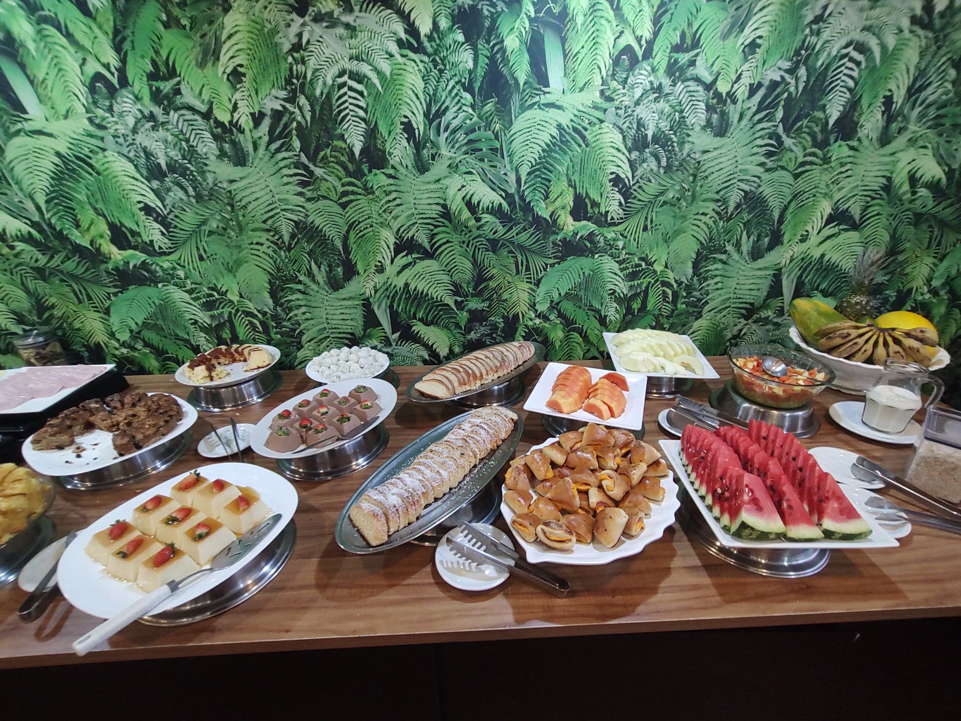 Há muitos tipos diferentes de comida na mesa.