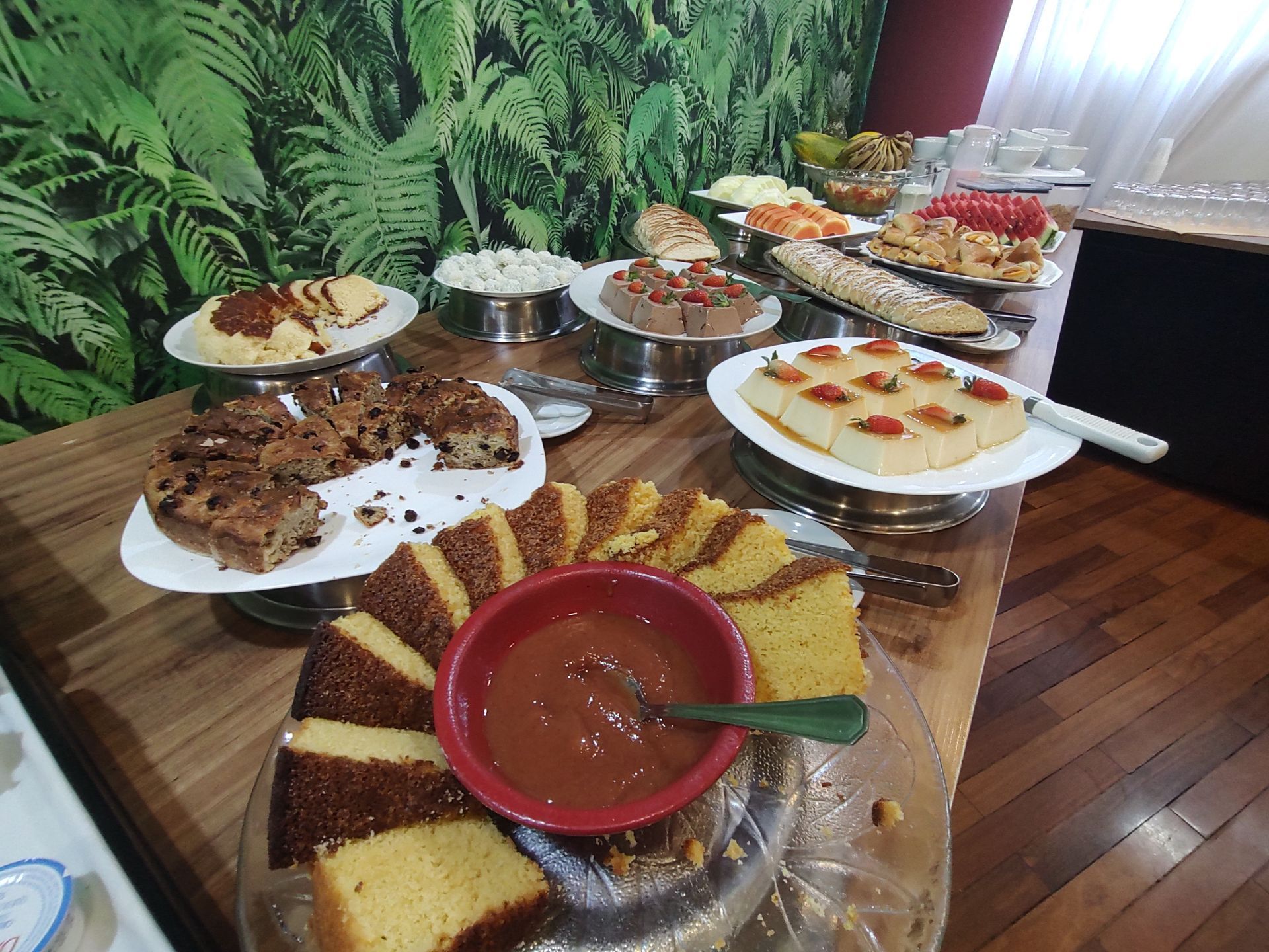Uma mesa coberta com pratos de comida e uma tigela de calda de chocolate.