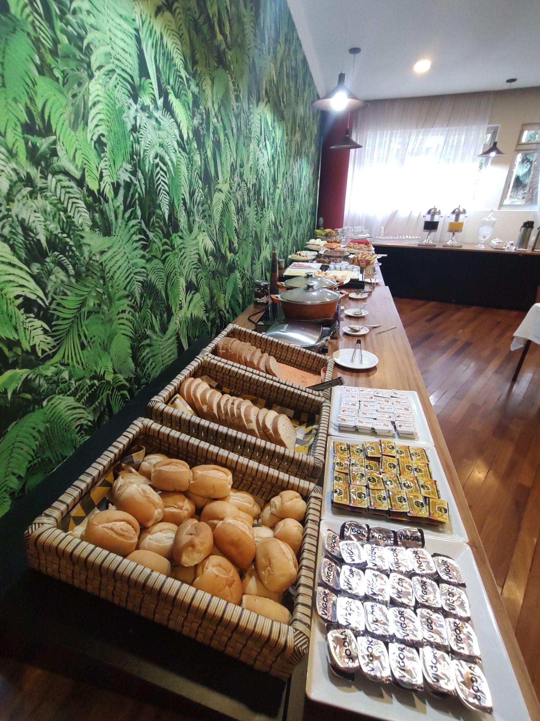 Há muitos tipos diferentes de comida na mesa.