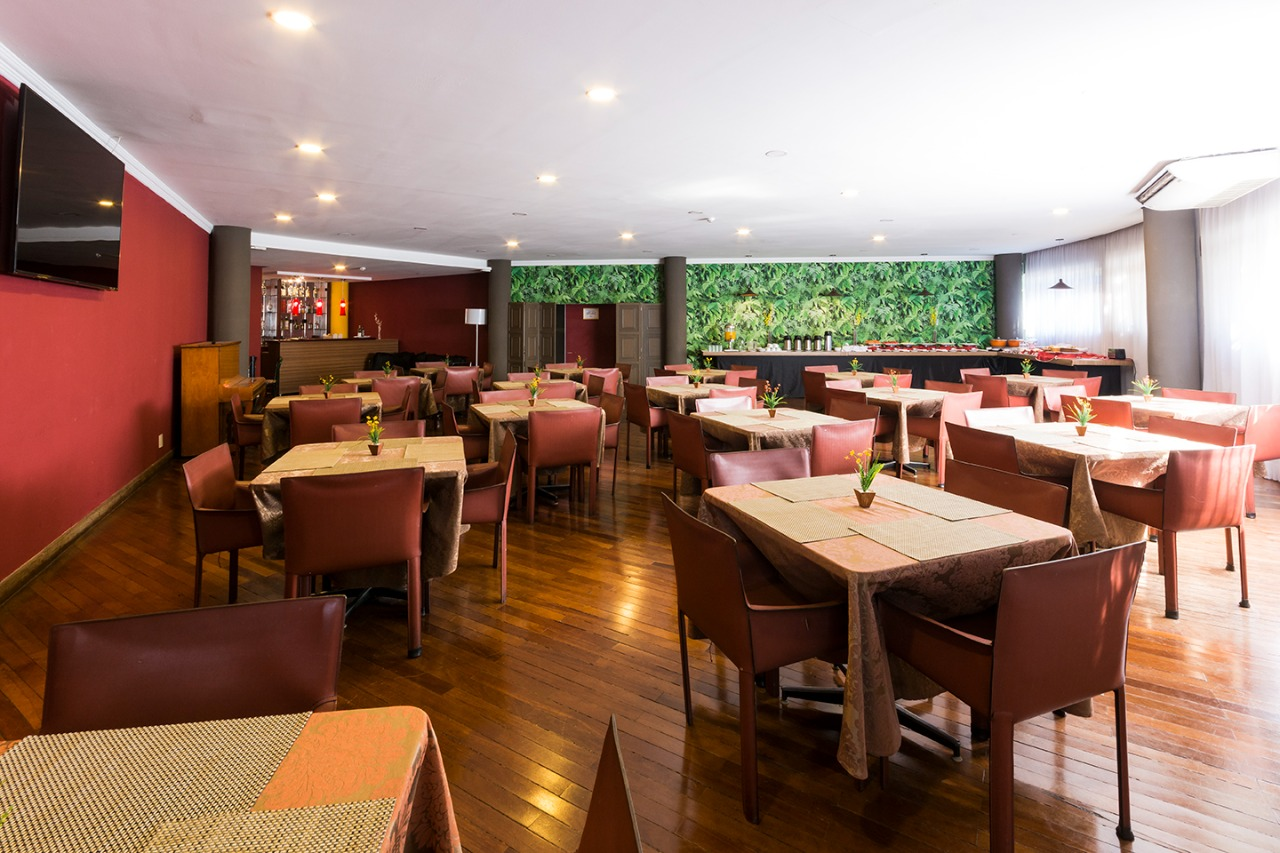 Uma grande sala de jantar cheia de mesas e cadeiras.