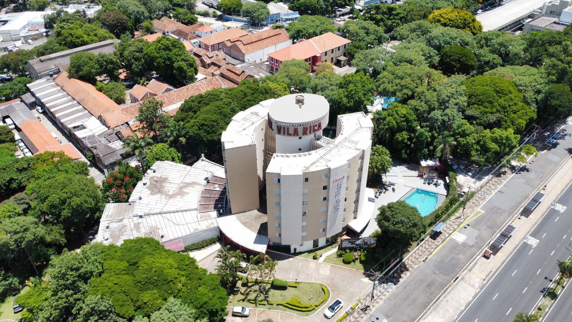 Uma vista aérea de um grande edifício cercado por árvores