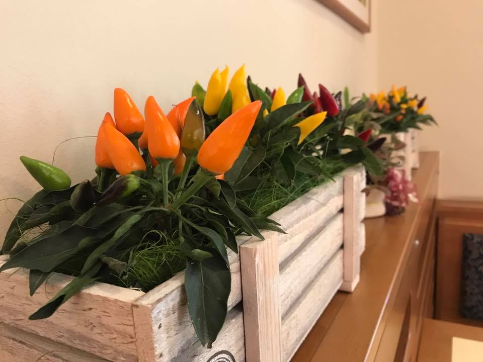 Aiuole in legno con fiori arancioni e gialli