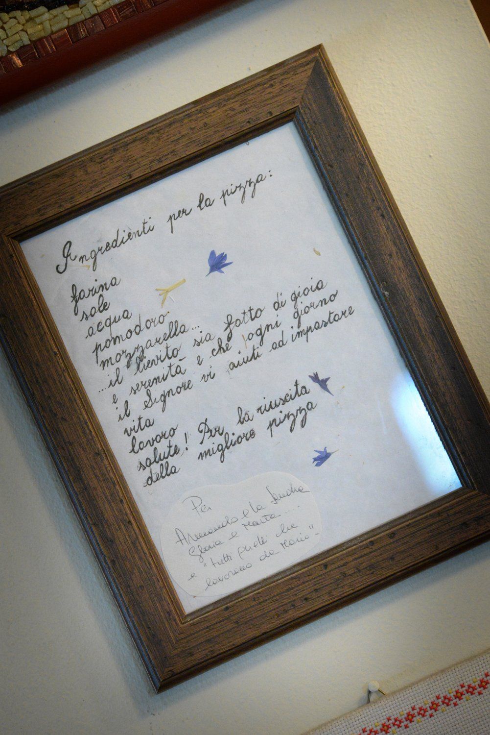 Foglio incorniciato con scritti gli ingredienti della pizza