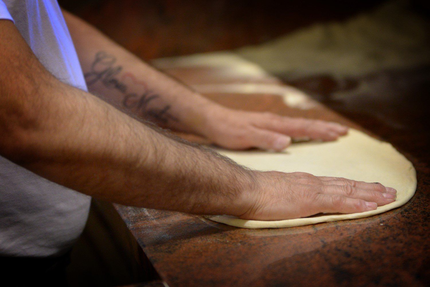 Preparazione della pasta per la pizza