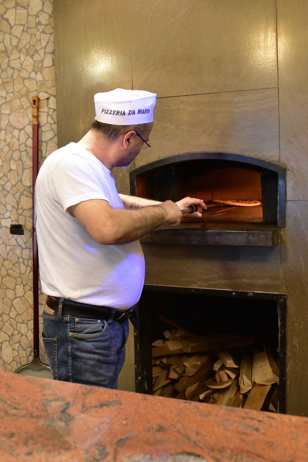 Pizzaiolo inforna una pizza