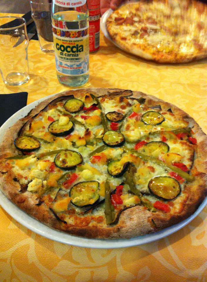 Pizza con zucchine e peperoni