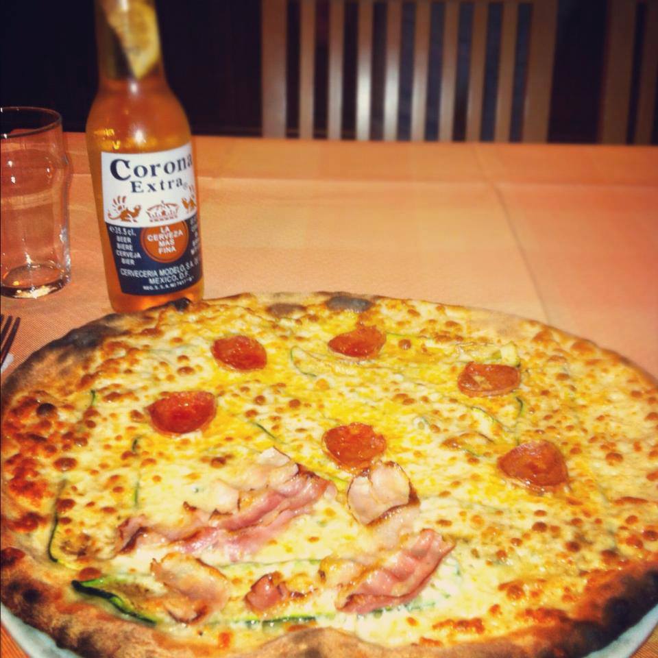 Pizza con pomodorini e speck