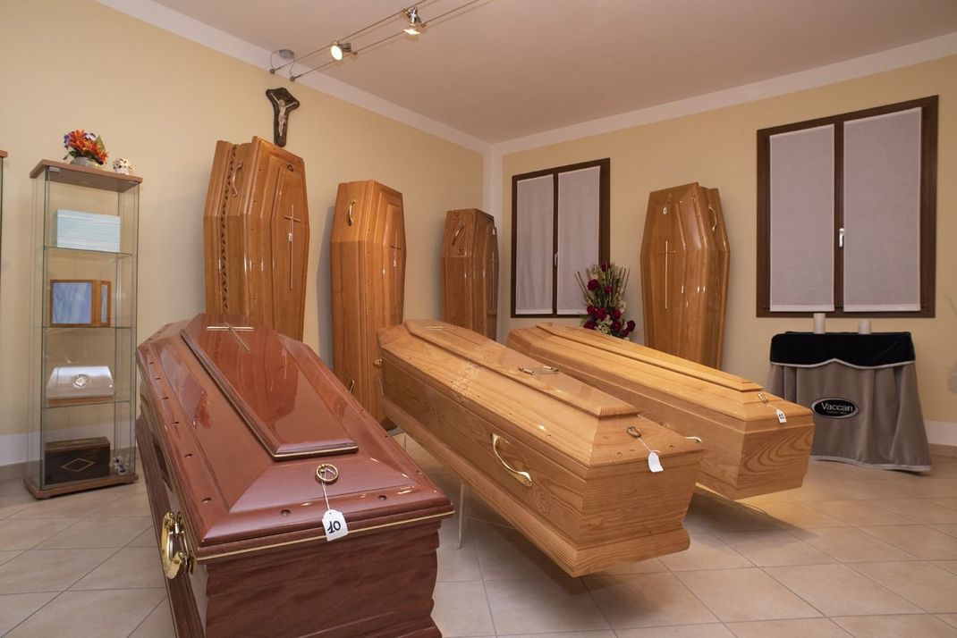Uno showroom con diverse bare di legno esposte sul pavimento e appoggiate alle pareti.