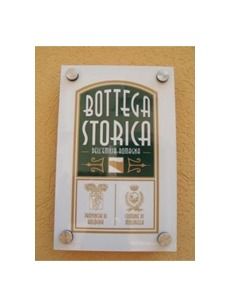 Una targa montata a muro con la scritta 