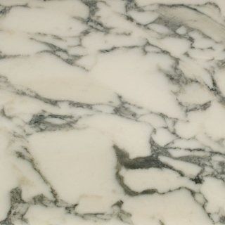 Primo piano di marmo bianco con venature grigie e color antracite scuro che ne attraversano la superficie.
