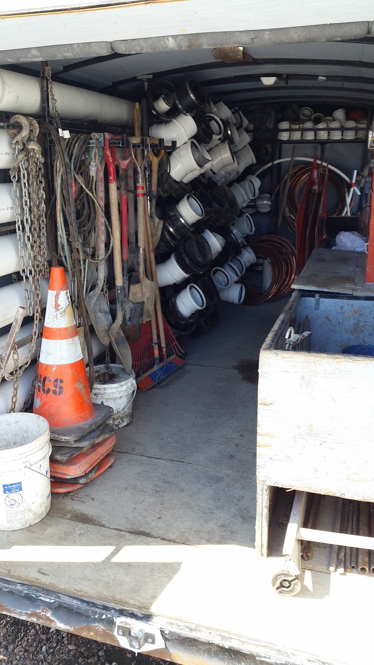 L'intérieur d'un camion rempli de seaux et de cônes.