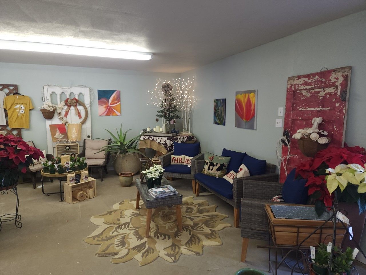 A living room filled with furniture and flowers