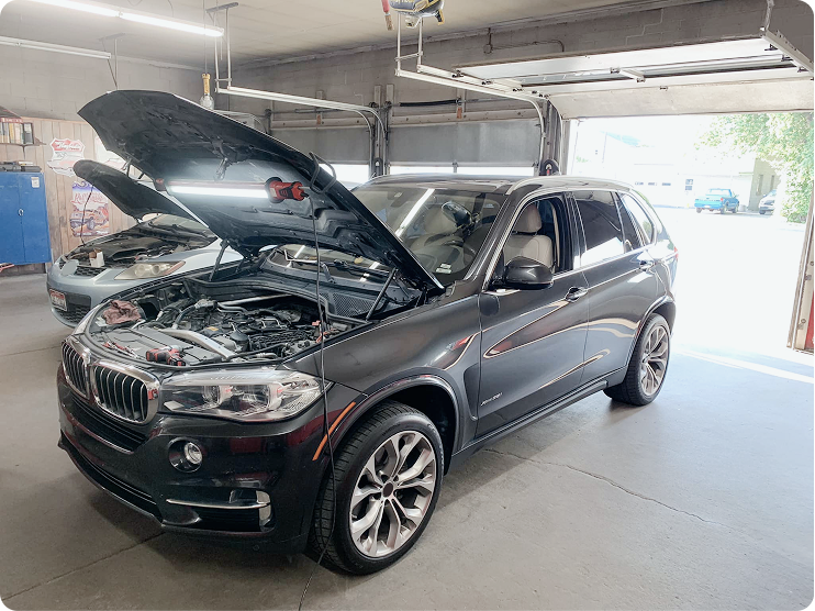 A person handing out keys | Service Automotive