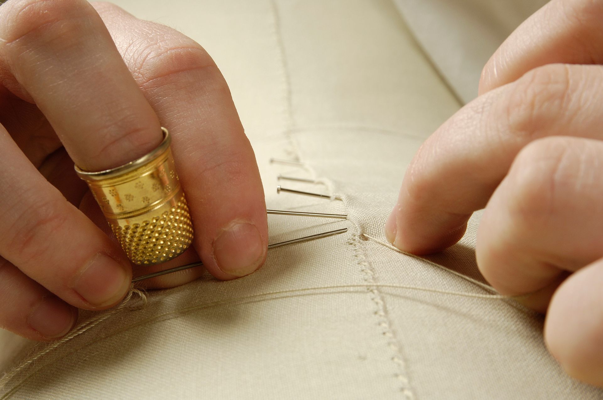 Handwerk bij assemblage Stockman buste