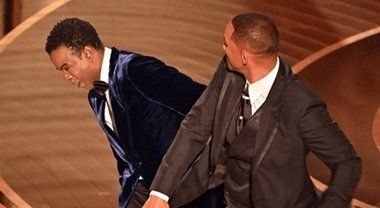 Will Smith picchia Chris Rock agli Oscar 2022