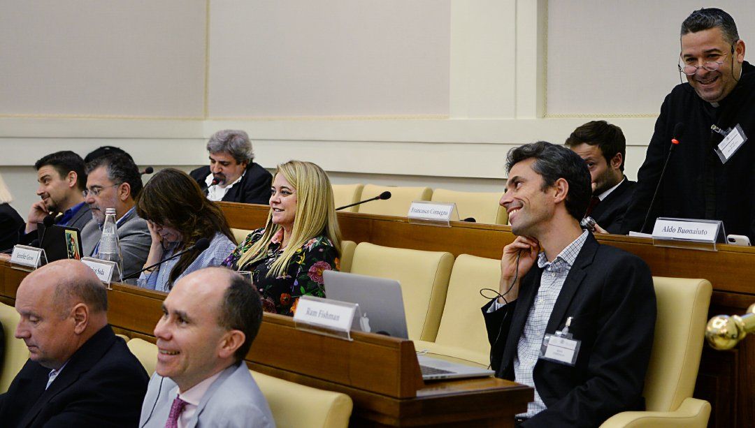 A group of people are sitting in chairs in a room.