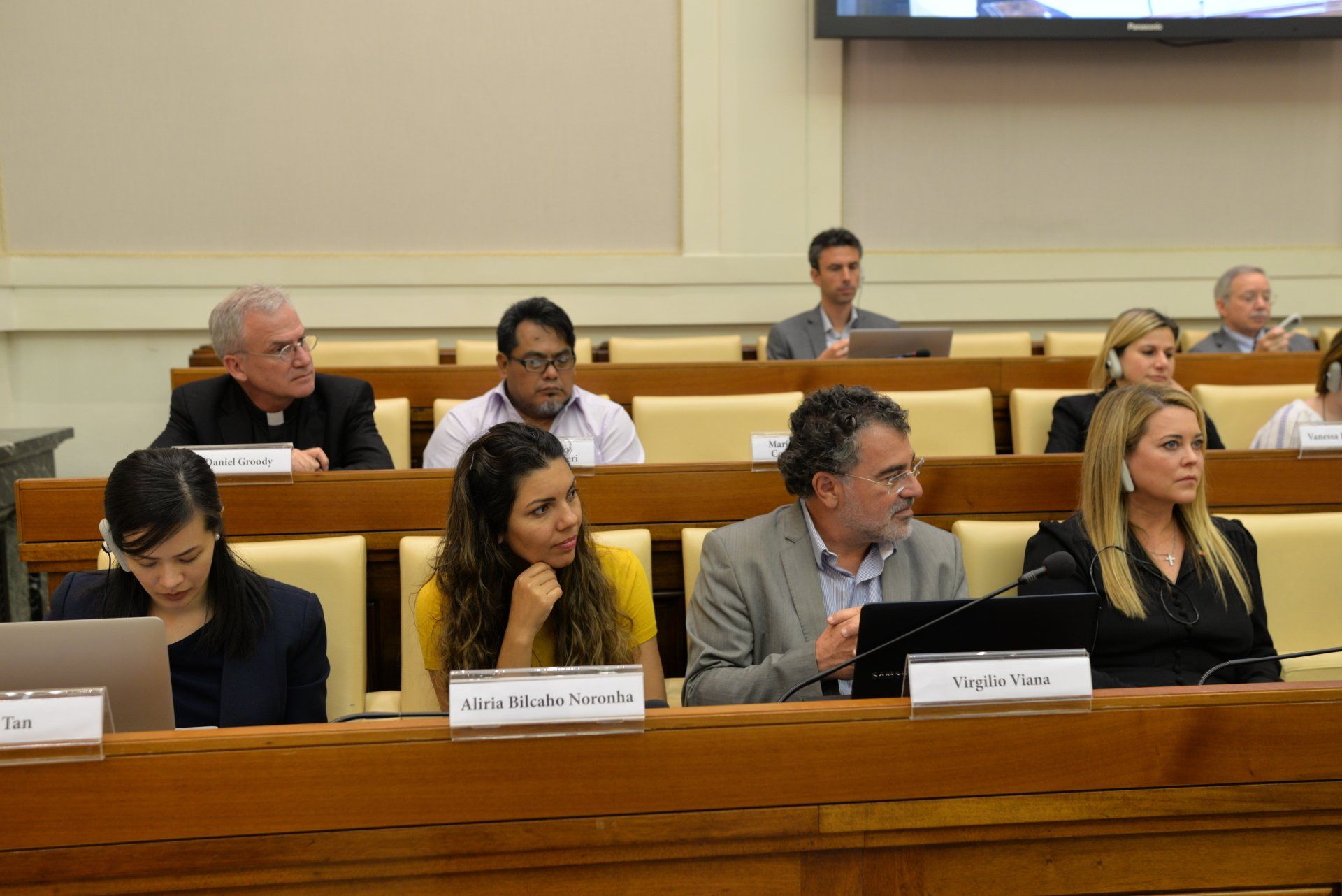 Jennifer Gross and a group of people at a SDG meeting