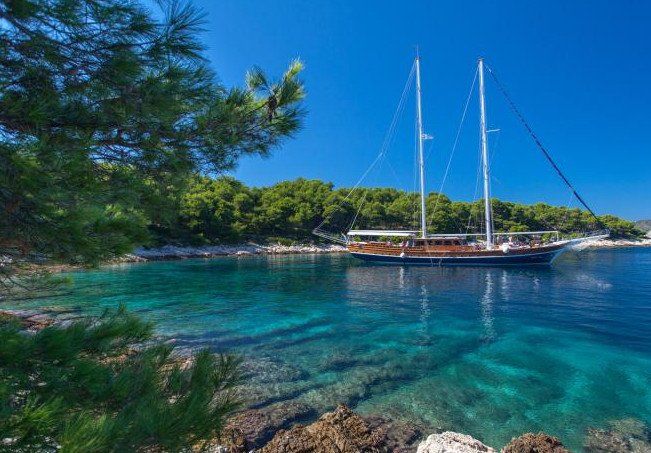 Een zeilboot drijft op een watermassa