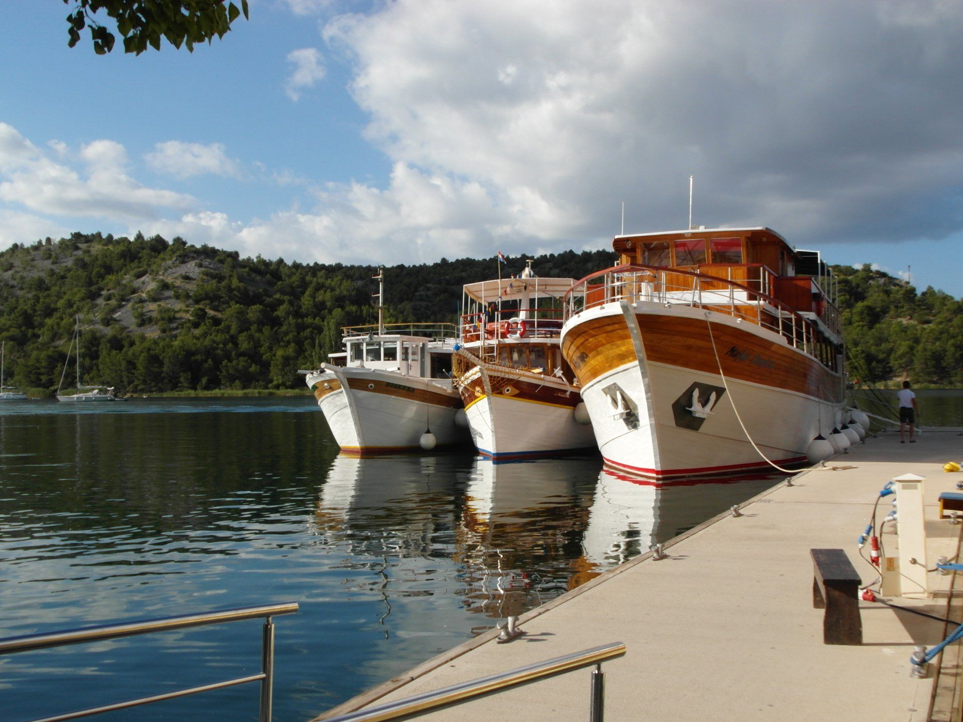 Een rij boten ligt aangemeerd in een dok
