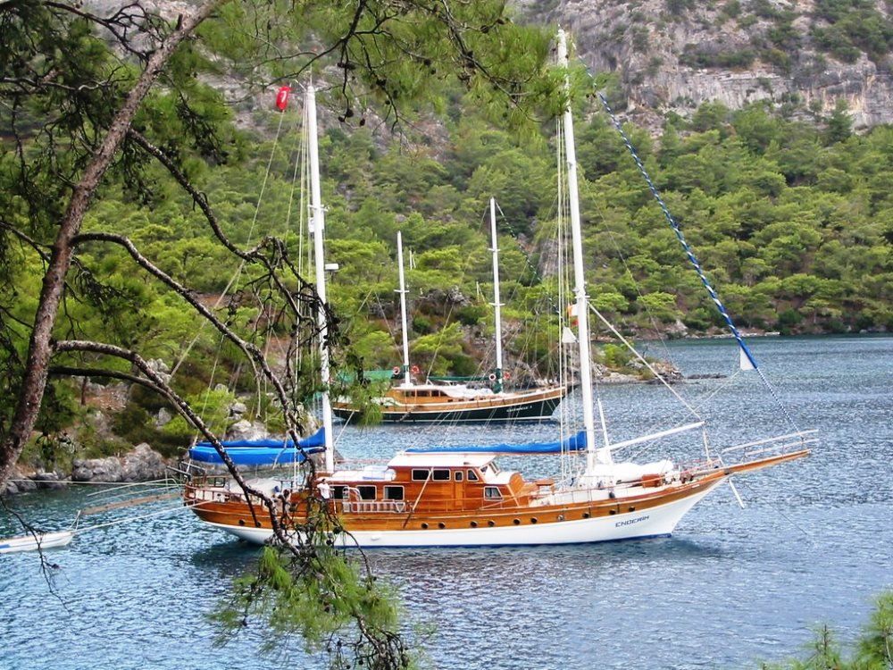 Een boot in het water met een vlag aan de mast