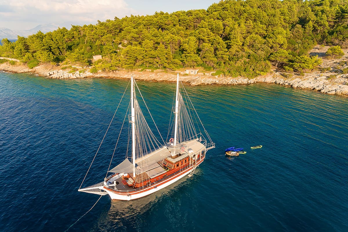 Een luchtfoto van een zeilboot in de oceaan