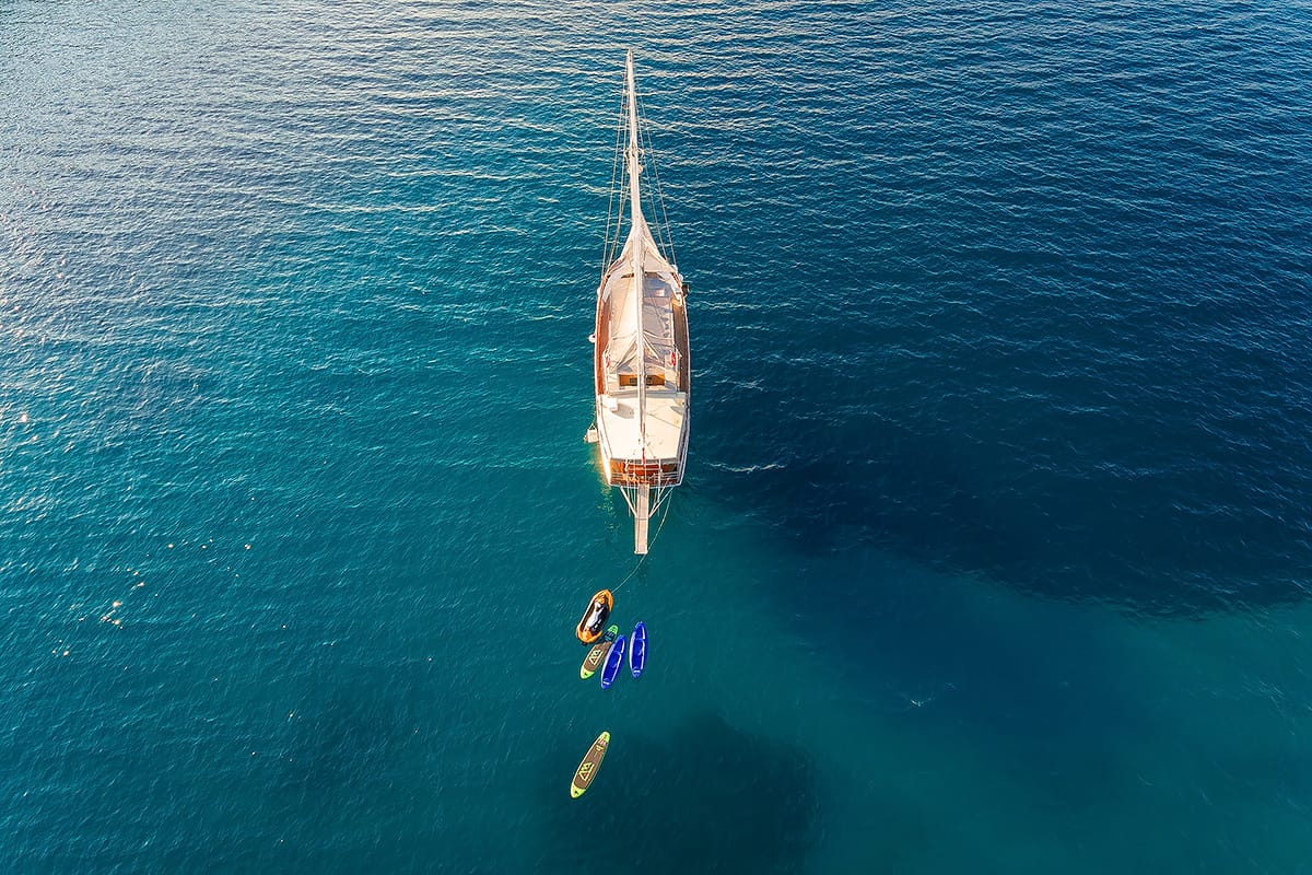 Een luchtfoto van een boot midden op de oceaan