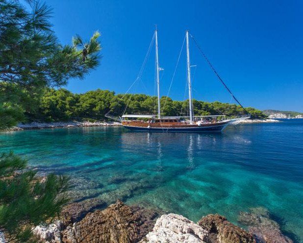 Ontdek de kustlijn, neem een duik in de turquise zee. Gulet huren. 