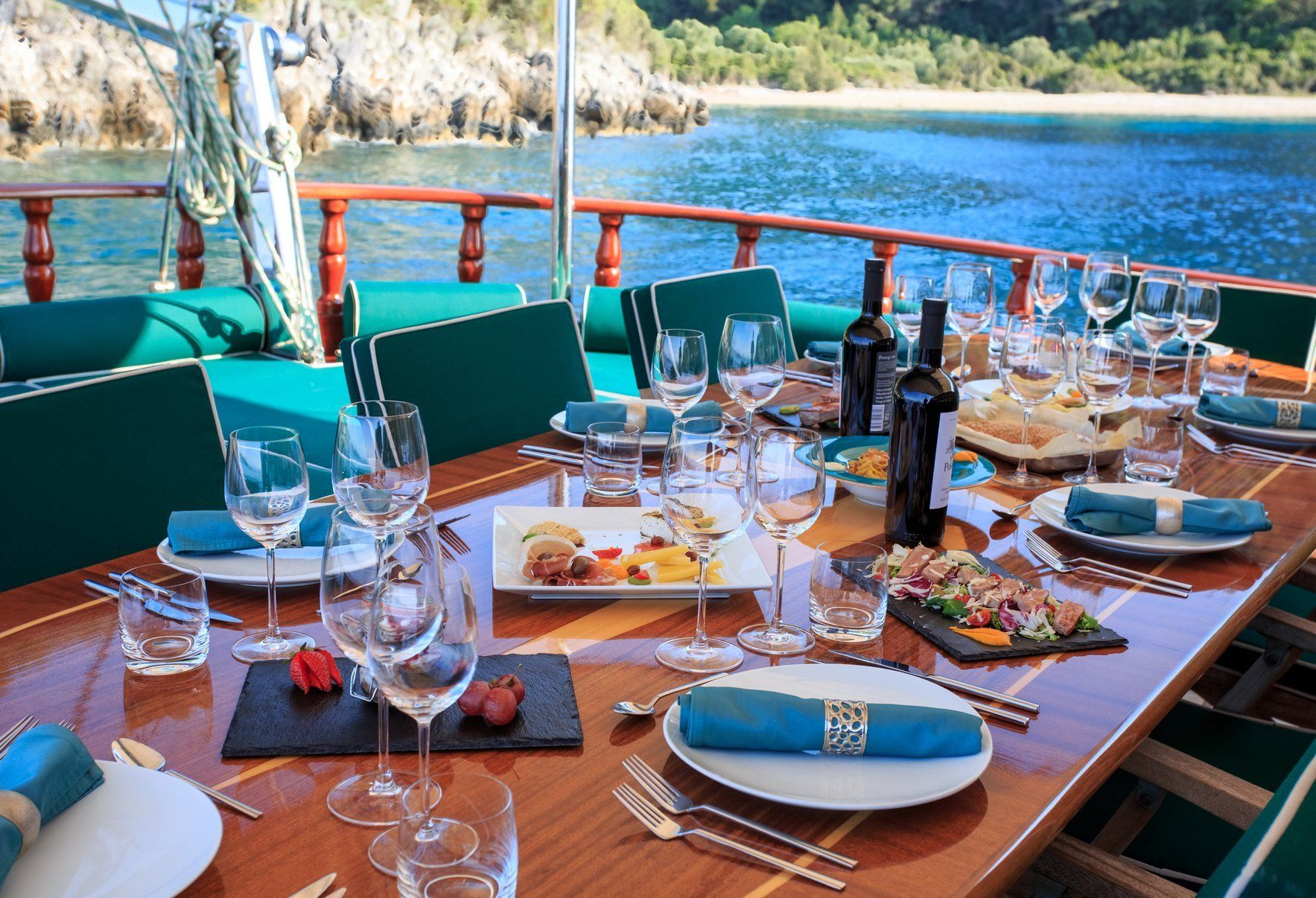 Een tafel met borden en glazen wijn erop