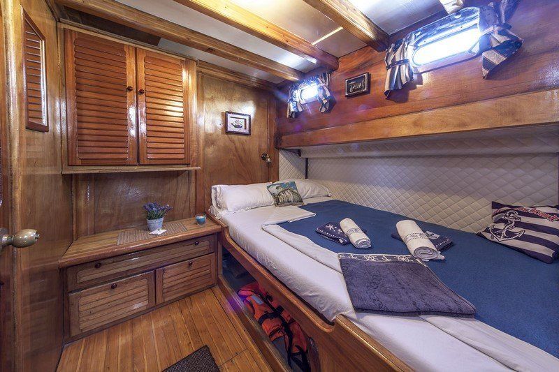 Een slaapkamer op een Gulet. 