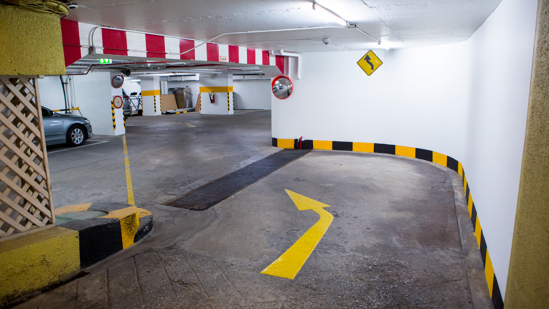 A parking garage with a yellow arrow pointing to the right