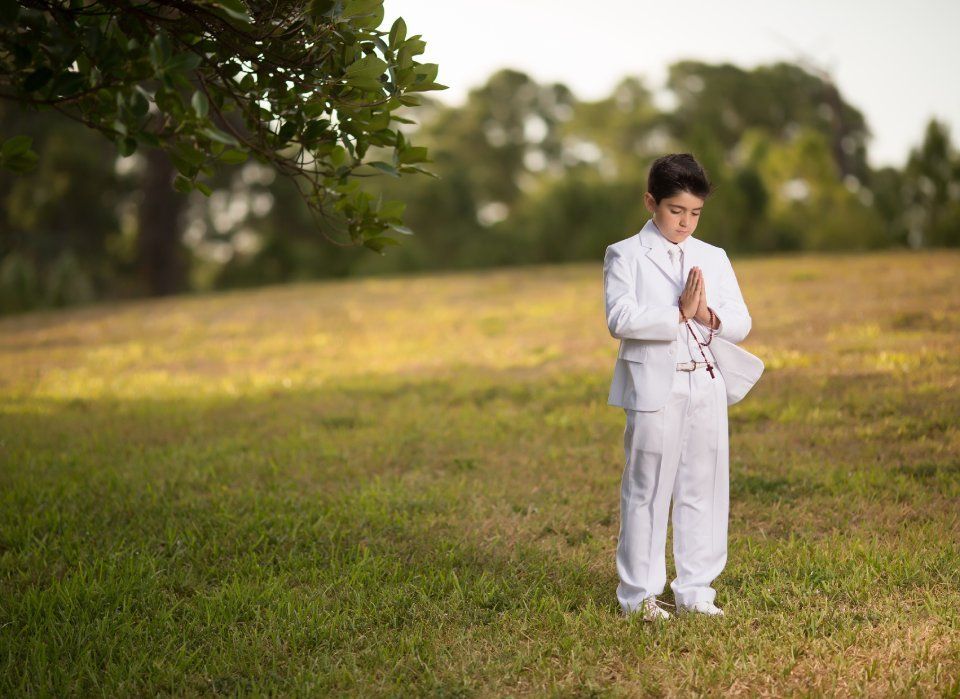 Giovane con abito da Prima comunione